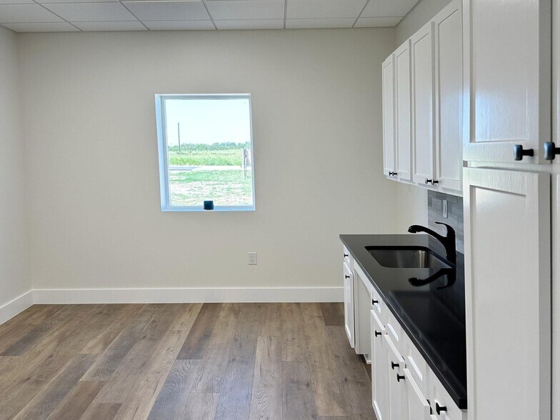 More Photos Of 1704 Westair, Gainesville Warehouse For Lease