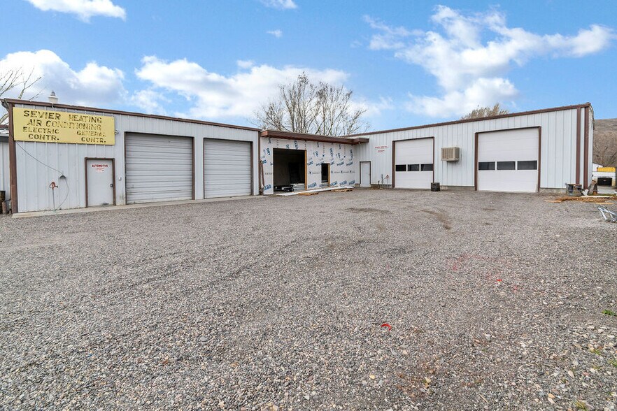 More Photos Of 46 S Center St, Elsinore Industrial For Sale