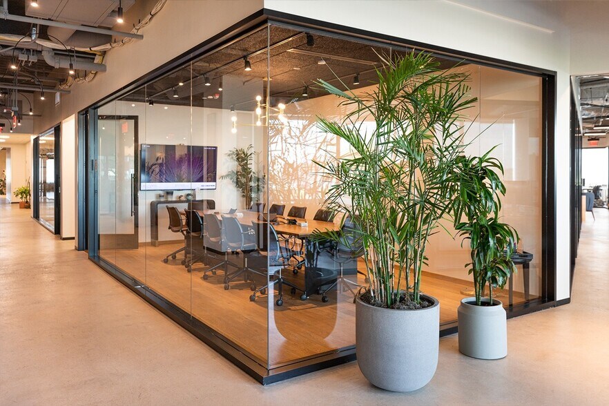 More Photos Of 909 Davis St, Evanston Coworking Space