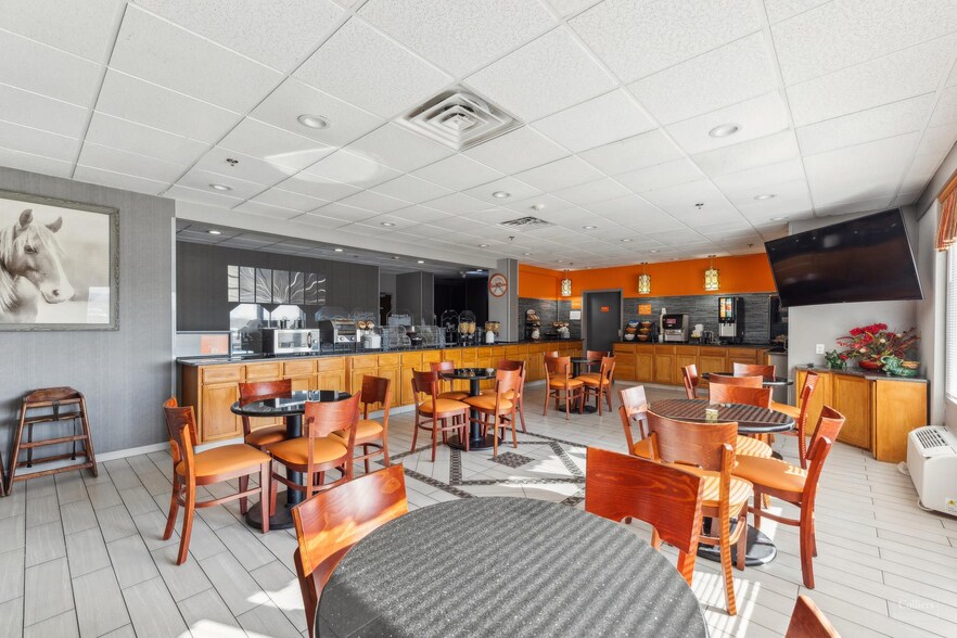 More Photos Of 2836 N Lee Hwy, Lexington Hotel For Sale