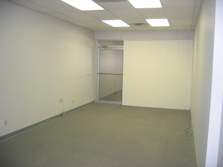 More Photos Of 4214 Fleur Dr, Des Moines General Retail For Lease