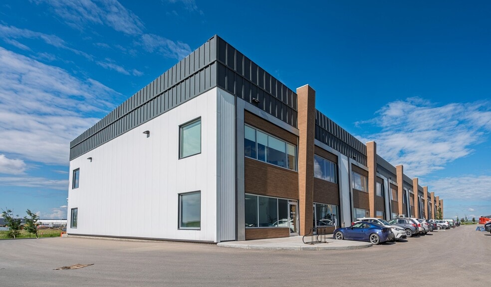 More Photos Of 12318 Barlow Trl NE, Calgary Service For Sale