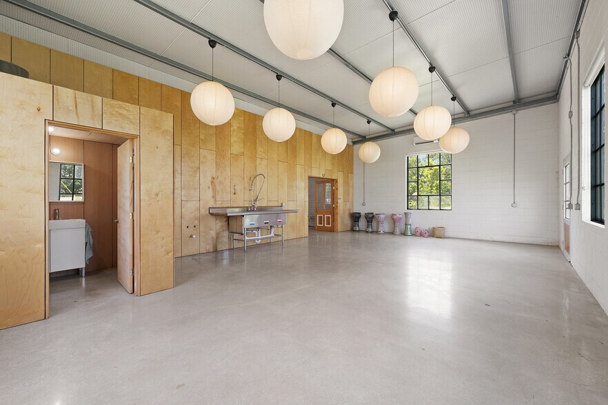 More Photos Of 404 Nugent ave, Johnson City Flex For Sale