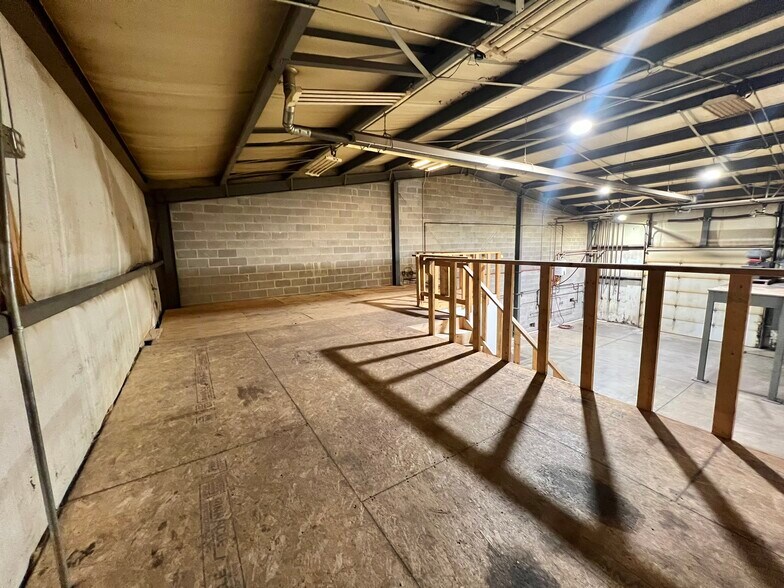 More Photos Of 33549 E Royalton Rd, Columbia Station Light Manufacturing For Sale