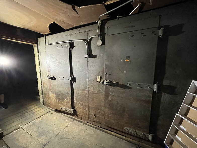 More Photos Of 1105 W Washington St, Petersburg Convenience Store For Sale