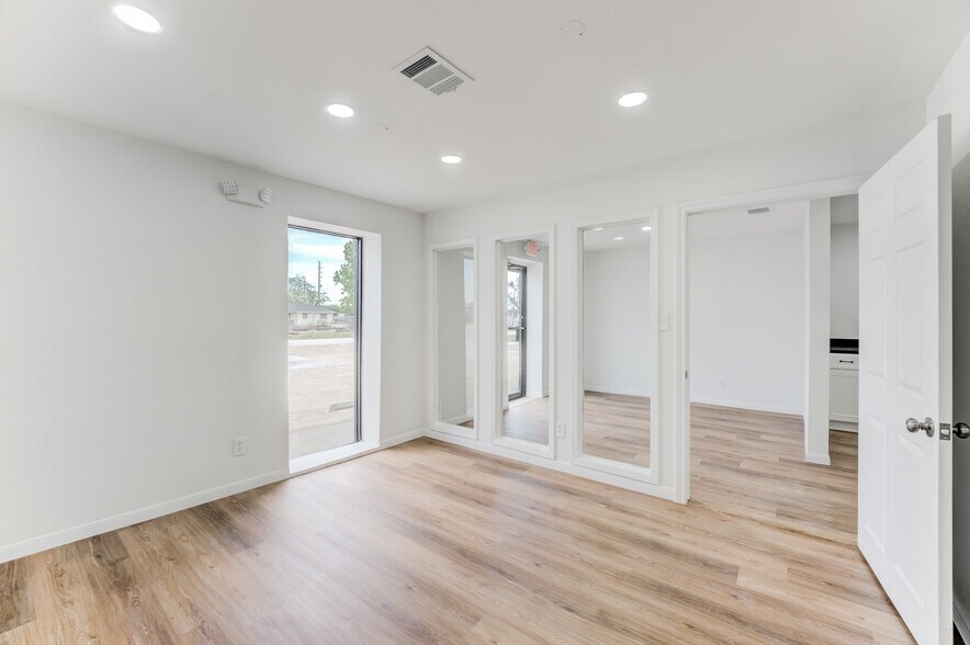 More Photos Of 10215 Papalote St, Houston Showroom For Sale