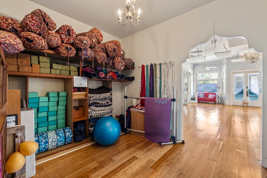 More Photos Of 145 N Market St, Wailuku Storefront Retail Residential For Sale