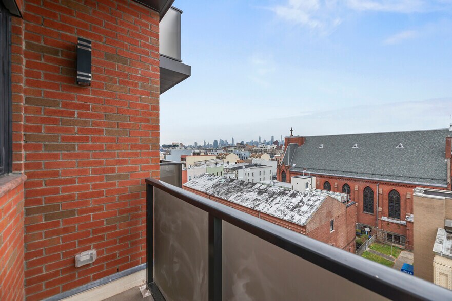 More Photos Of 14 Olive St, Brooklyn Hotel For Lease