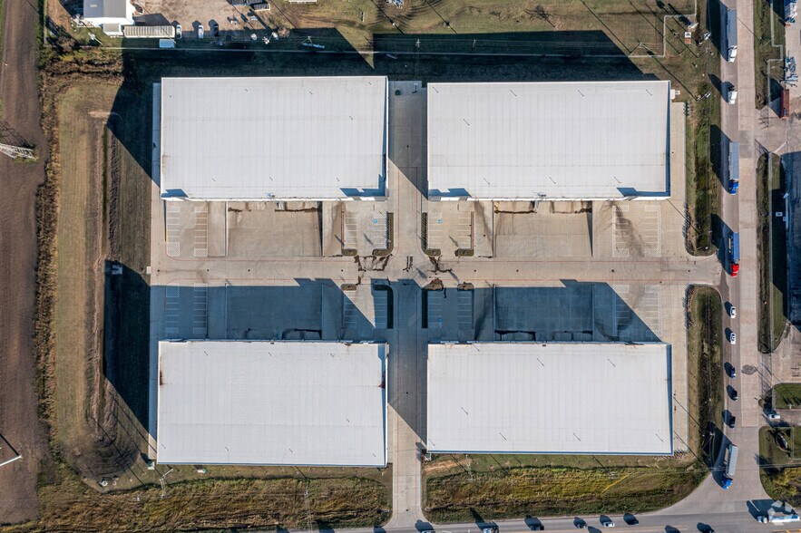 More Photos Of 1405 Cedar Port Park, Baytown Distribution For Lease