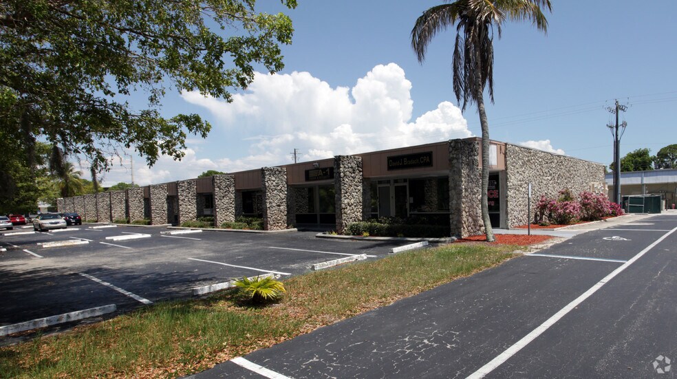 More Photos Of 1068-1090 6th Ave N, Naples Office For Sale