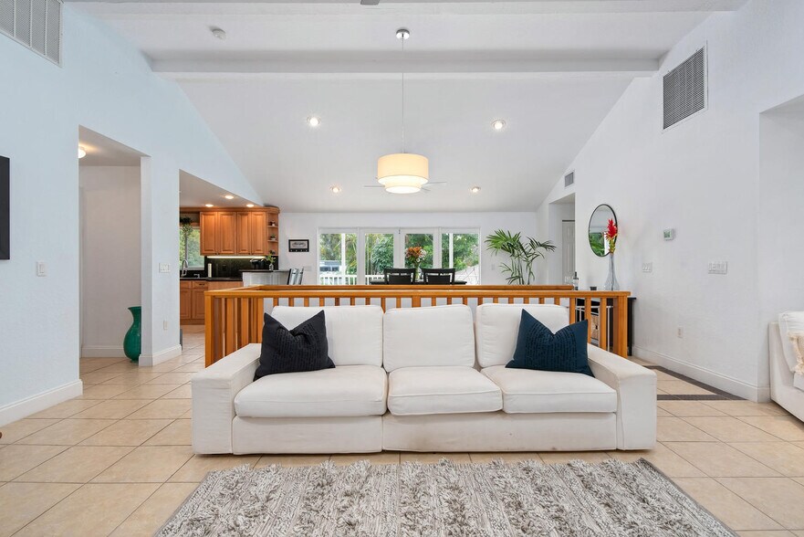 More Photos Of 185 Faubel St, Sarasota Specialty For Sale