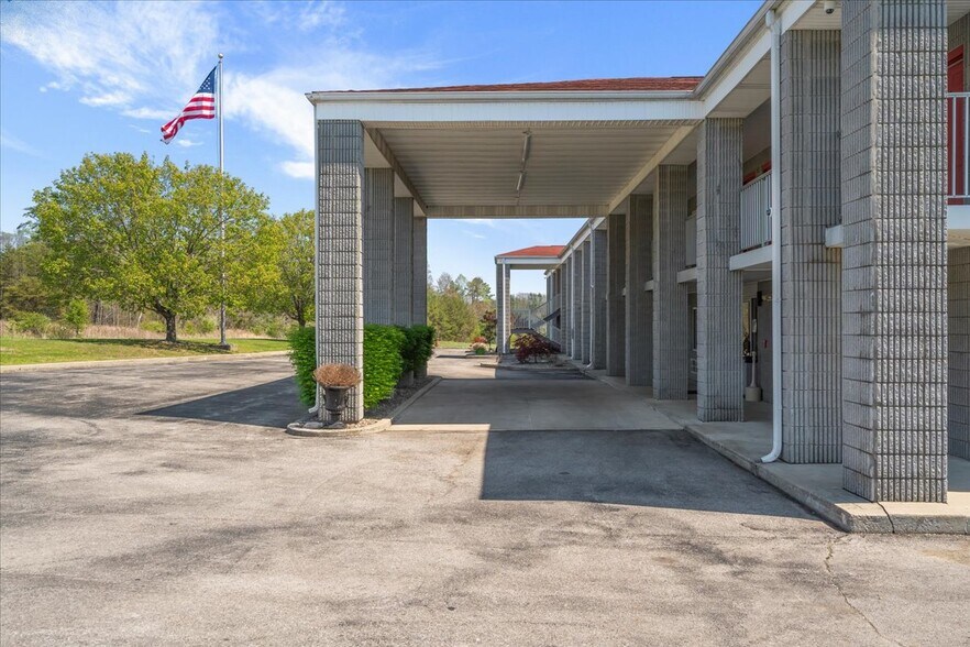 More Photos Of 182 Quillens Chapel Rd, Campton Hotel For Sale