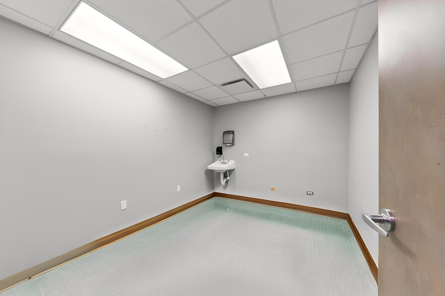 More Photos Of 3828 Avenue N, Galveston Hospital For Lease