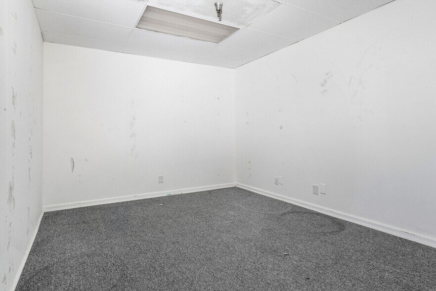 More Photos Of 1979 10th Ave N, Lake Worth Beach Light Distribution For Sale