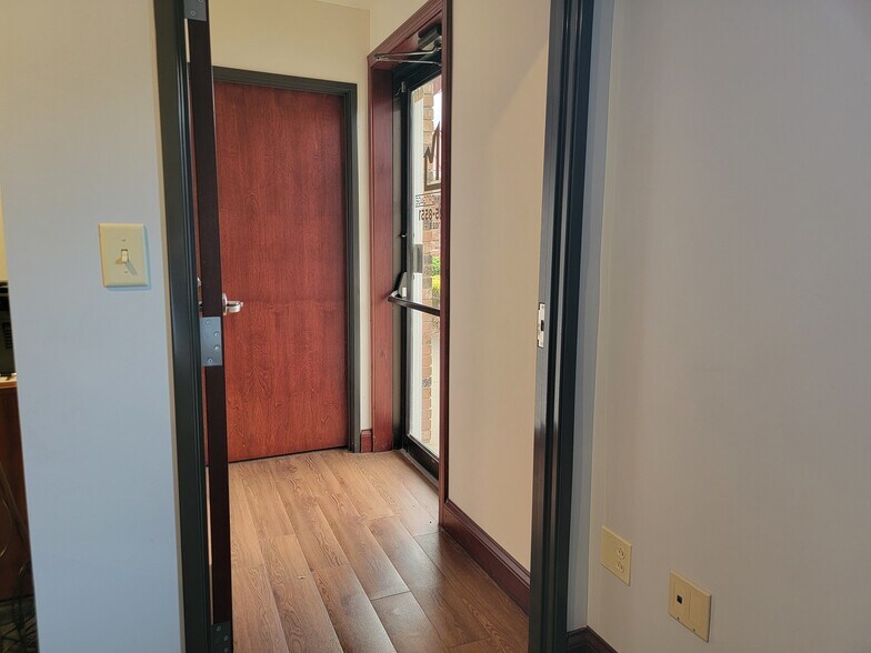 More Photos Of 1225 Woodlawn Ave, Cambridge Office For Lease