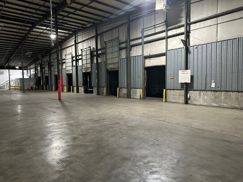 More Photos Of 1100 N Redmond Rd, Jacksonville Manufacturing For Lease