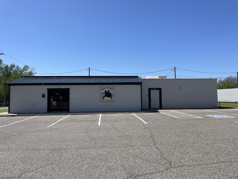 Primary Photo Of 938 N Flood Ave, Norman Freestanding For Lease