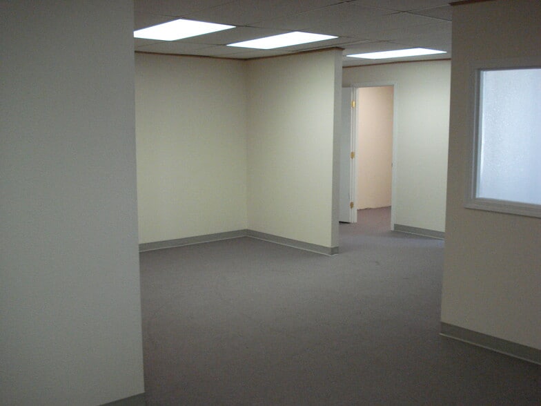 More Photos Of 2221 E Northern Lights Blvd, Anchorage Office For Lease