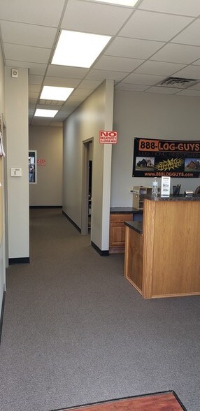 More Photos Of 5146 N 23rd St, Ozark Warehouse For Lease