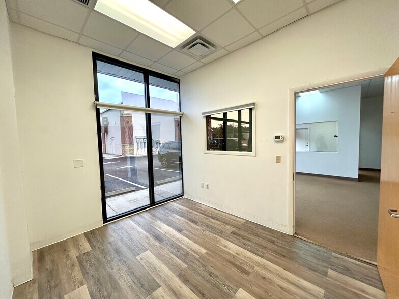 More Photos Of 5045 Fruitville Rd, Sarasota General Retail For Lease