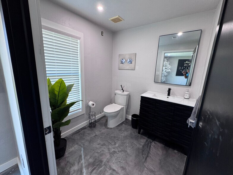 More Photos Of 7320 Sanibel Blvd, Fort Myers Medical For Sale