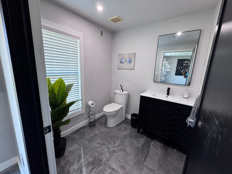 More Photos Of 7320 Sanibel Blvd, Fort Myers Medical For Lease