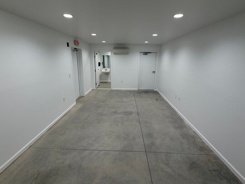 More Photos Of 2014 Cabintown Rd, Bloomington Industrial For Lease