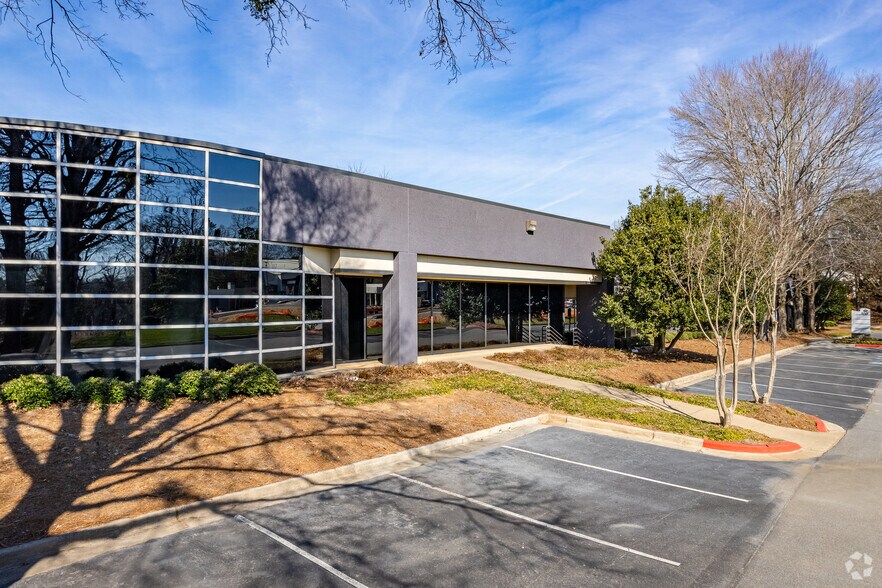 More Photos Of 7840 Roswell Rd, Sandy Springs Unknown For Lease