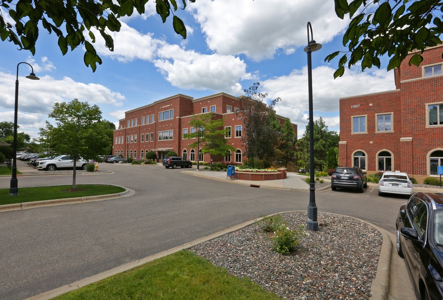 More Photos Of 1903-1907 E Wayzata Blvd, Wayzata Unknown For Lease