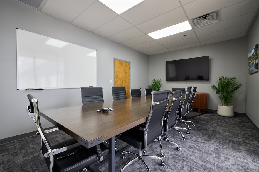 More Photos Of 1255 La Quinta Dr, Orlando Warehouse For Lease