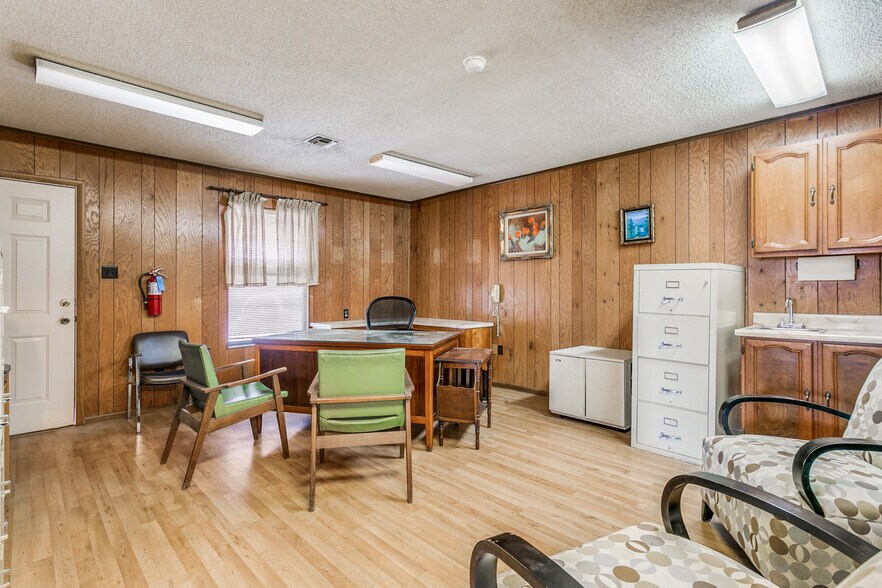 More Photos Of 901 Oak St, Jourdanton Freestanding For Sale