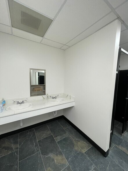 More Photos Of 223 NE Loop 820, Hurst Office For Sale