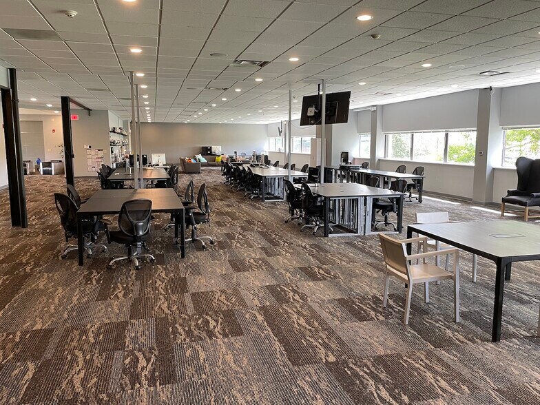 More Photos Of 1482 Erie Blvd, Schenectady Office For Lease