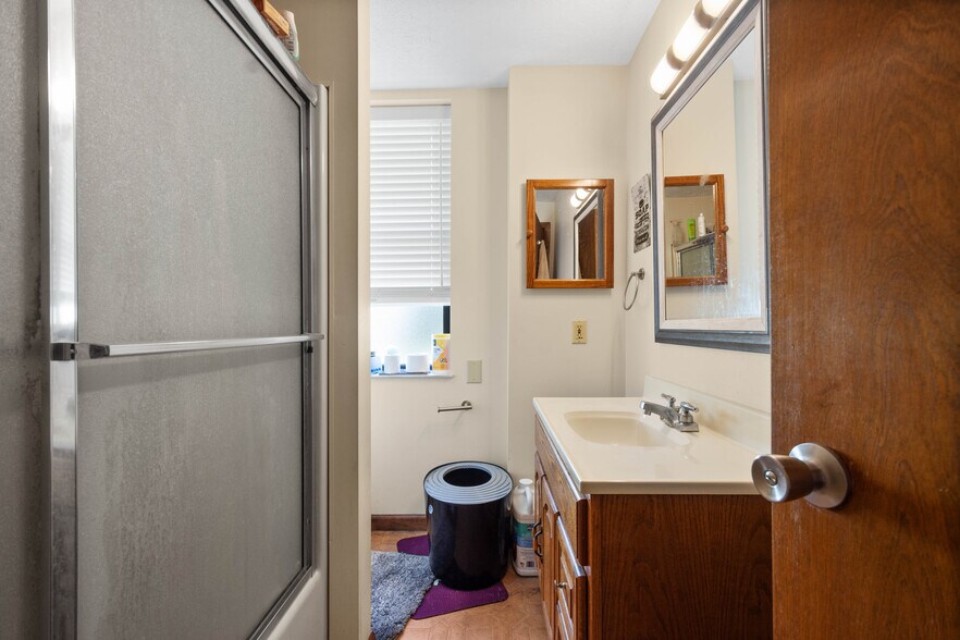 More Photos Of 700 5th Ave, Coraopolis Showroom For Sale