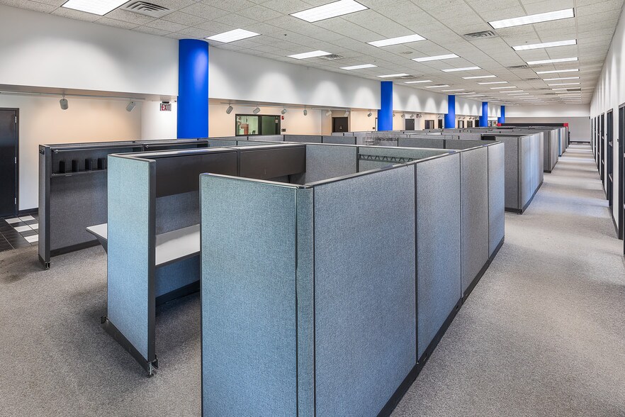 More Photos Of 1202 Thomas Beck Rd, Des Moines Flex For Lease