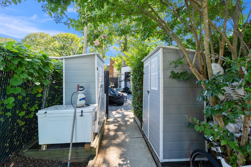 More Photos Of 20 Ackerson St, Bay Shore Freestanding For Sale