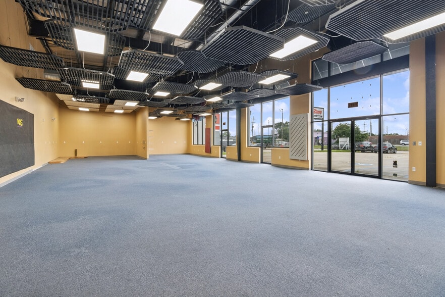 More Photos Of 8180 Earhart Blvd, New Orleans General Retail For Lease