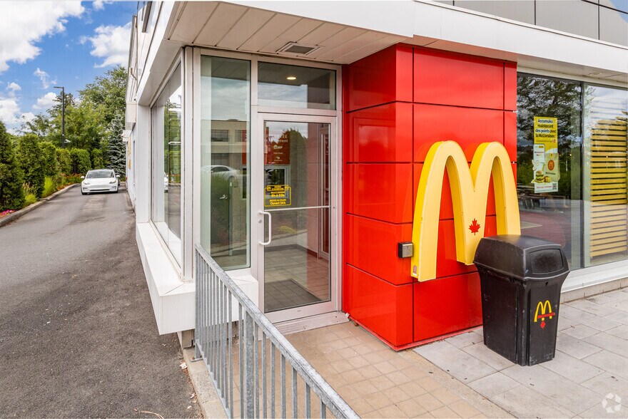 More Photos Of 2180 Boul Des Laurentides, Laval Fast Food For Lease