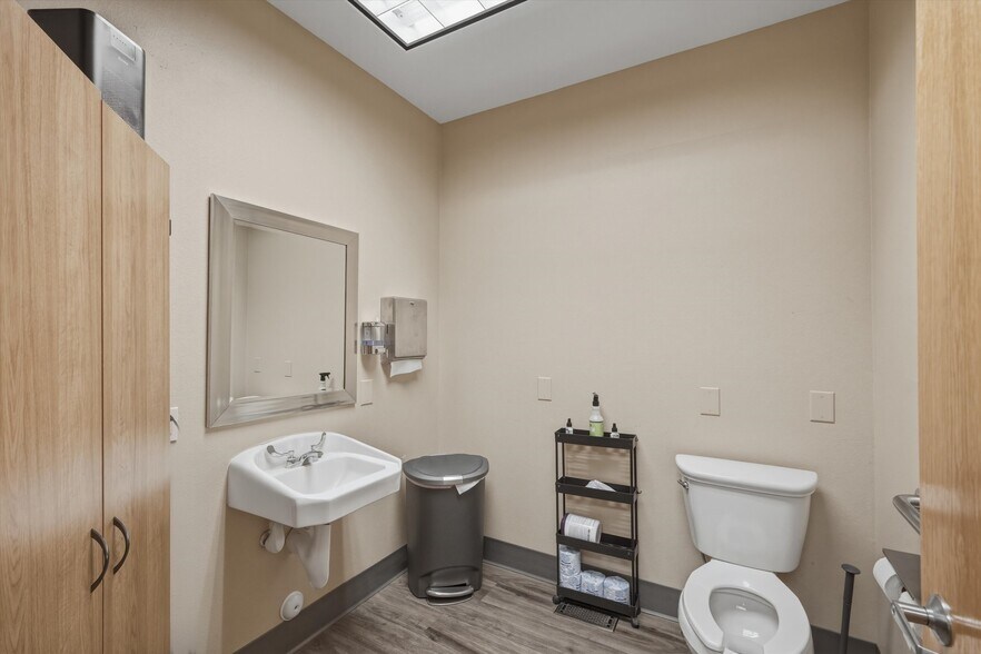 More Photos Of 3010 Squalicum Pky, Bellingham Office For Sale