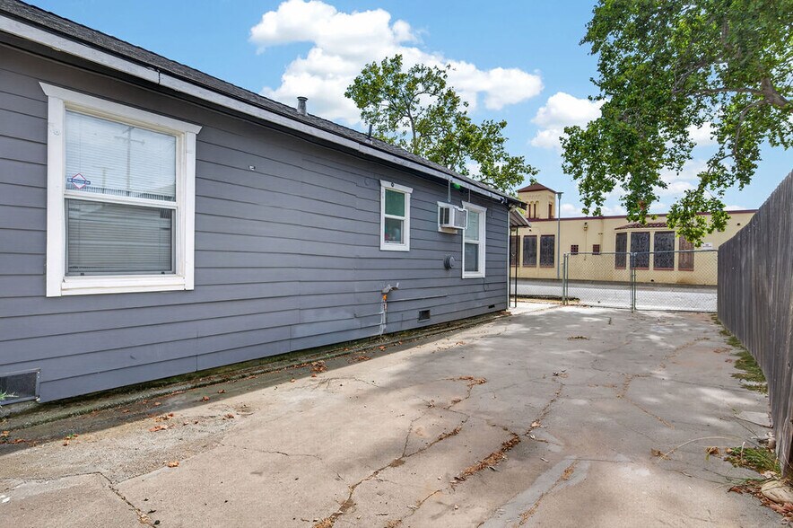 More Photos Of 2390-2398 Oakmont St, Sacramento Apartments For Sale
