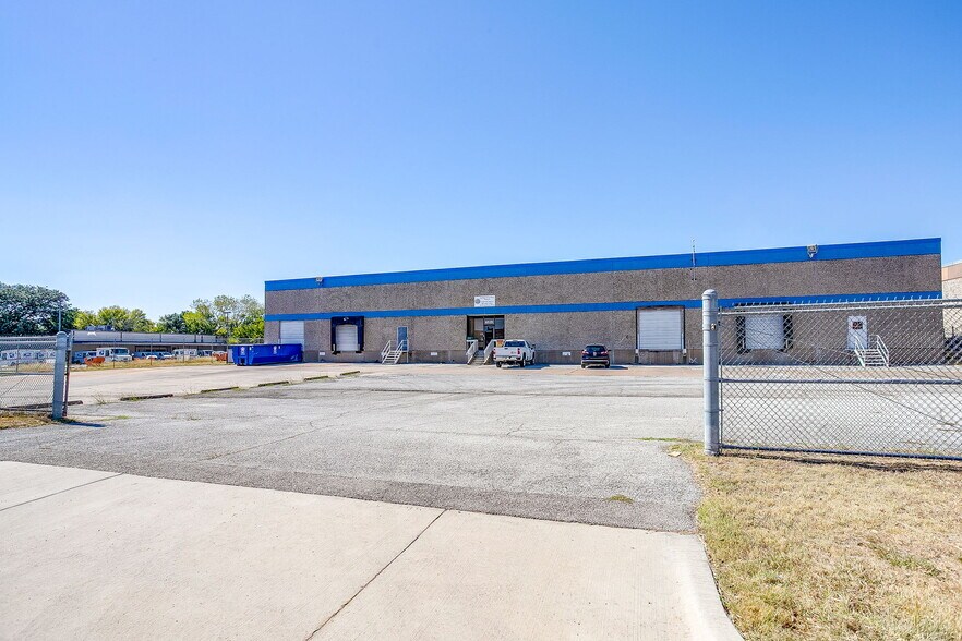 More Photos Of 4929 Northeast Pky, Fort Worth Distribution For Lease