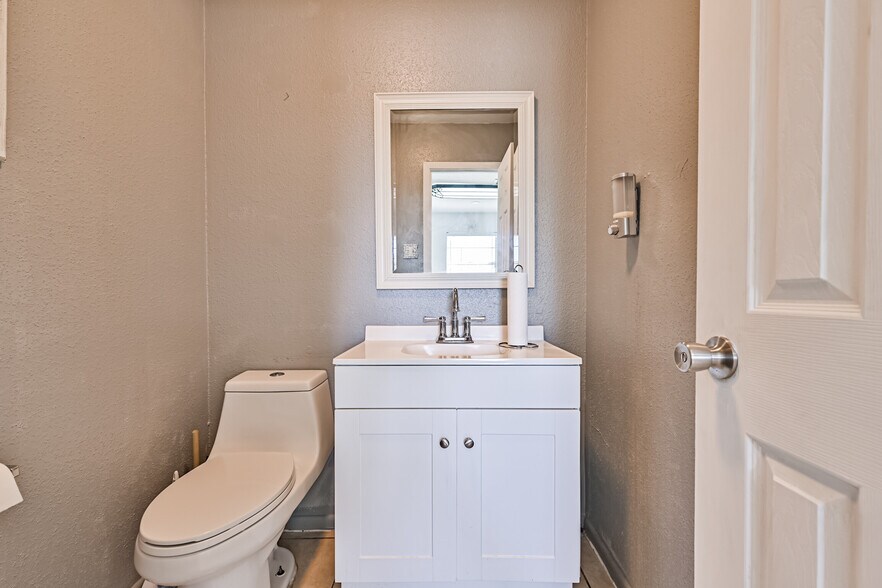 More Photos Of 5001 Luella Ave, Deer Park Office For Sale