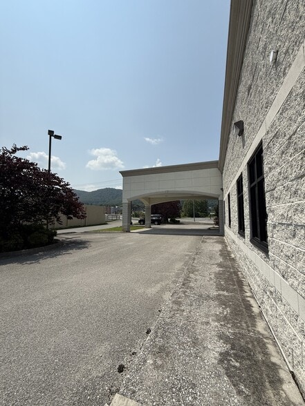 More Photos Of 305 River Dr, LaFollette Medical For Sale