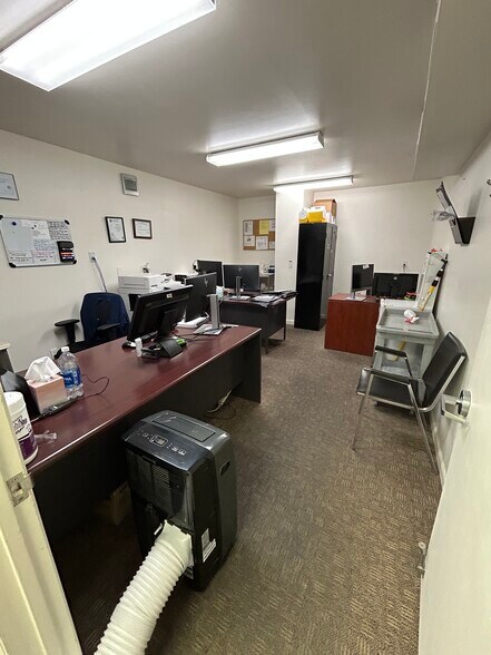 More Photos Of 150 E 400 N, Salem Manufacturing For Lease