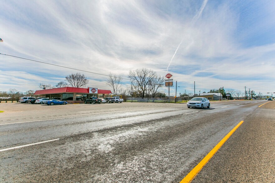 More Photos Of 200 State Highway 31, Trinidad Fast Food For Sale