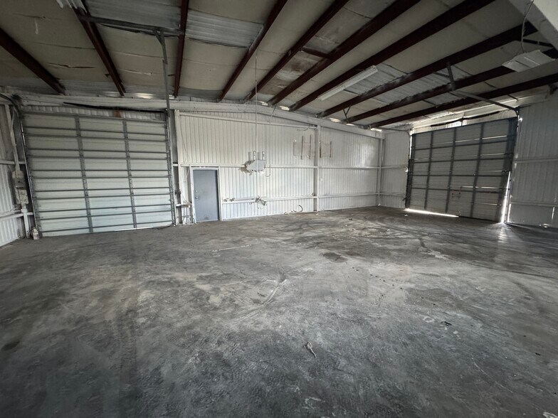 More Photos Of 4605 Fowler St, Fort Myers Warehouse For Lease