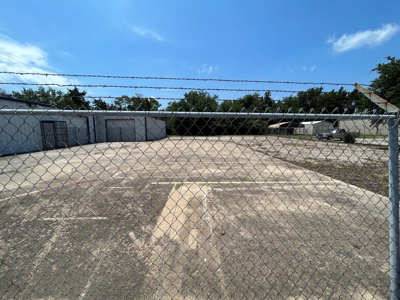 More Photos Of 7924 Carr St, Dallas Flex For Lease