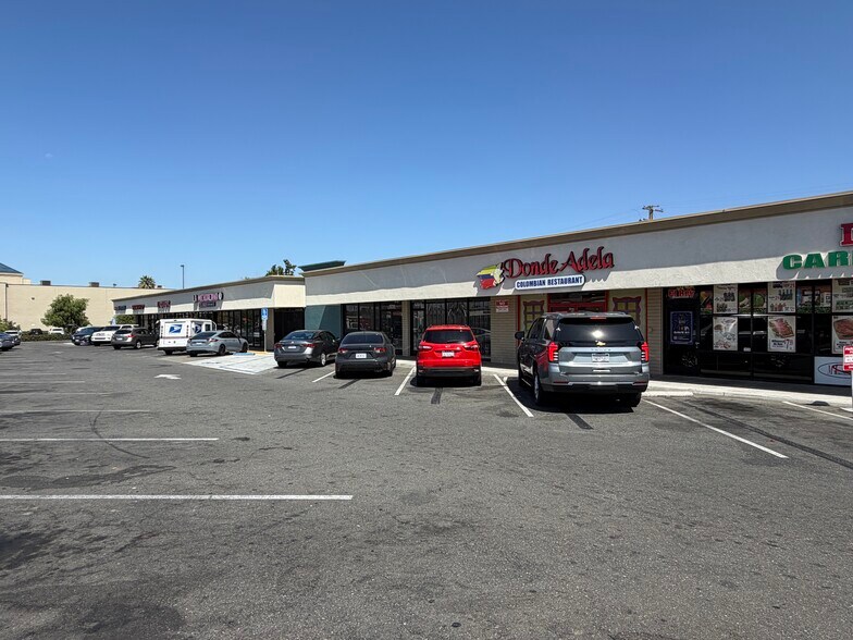 More Photos Of 1701-1725 W Chapman Ave, Orange General Retail For Lease