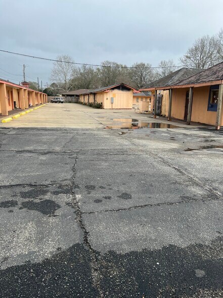 More Photos Of 1604 N University Ave, Lafayette Hotel For Sale