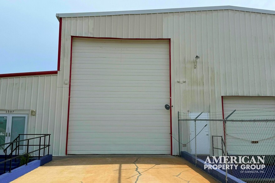 More Photos Of 1507 17th St E, Palmetto Distribution For Sale